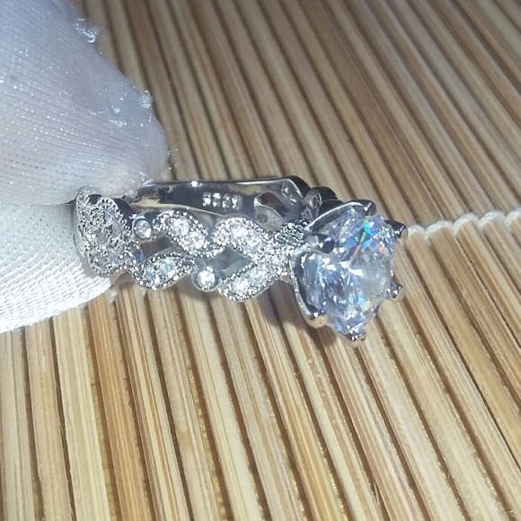 Gorgeous 925 Sterling Silver Cubic Zirconia Ring - Picture 5 of 6